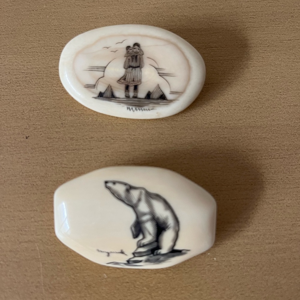 2- Alaskan Scrimshaw Native Brooches Signed by Artist - Picture 5 of 5